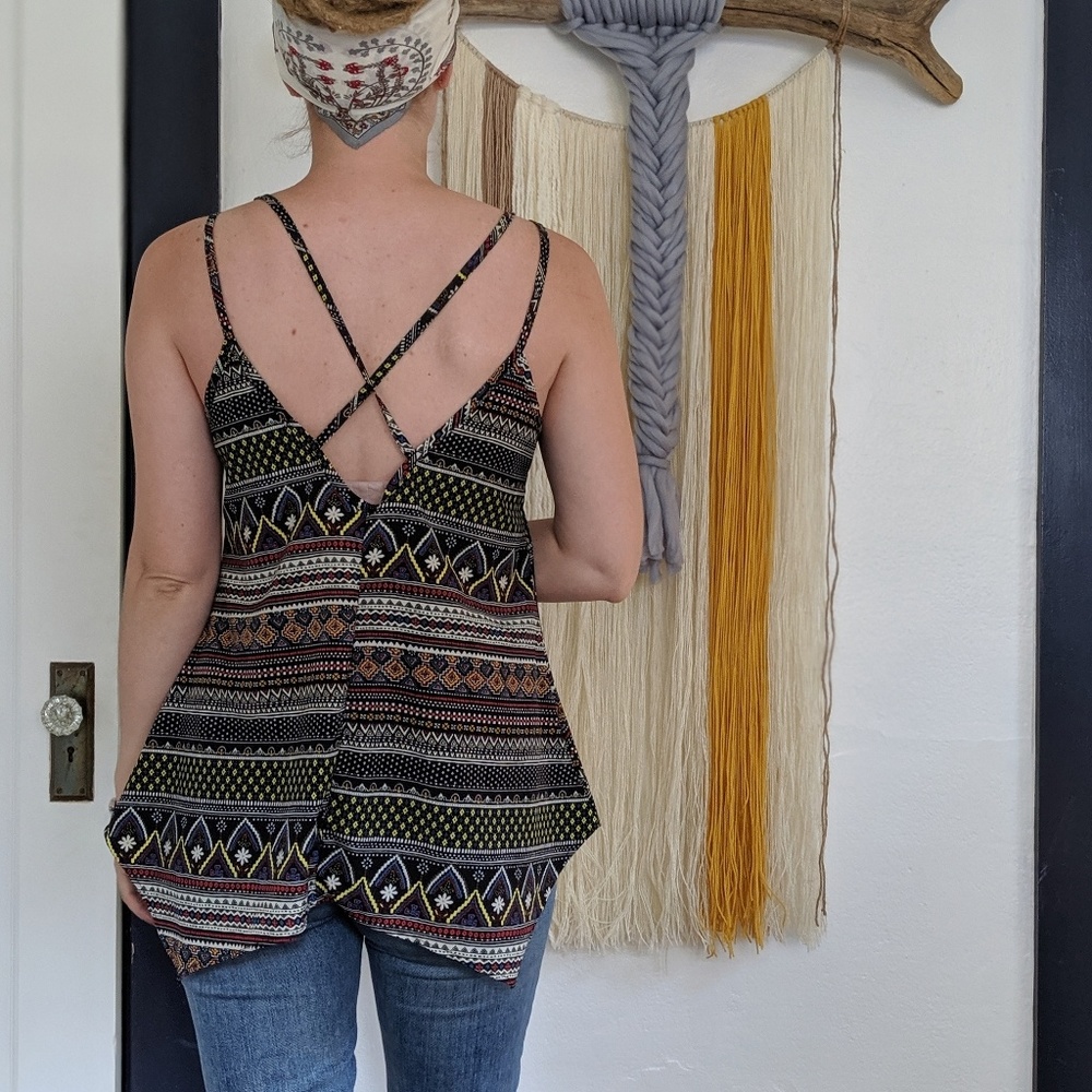 Black geometric pattern strappy top